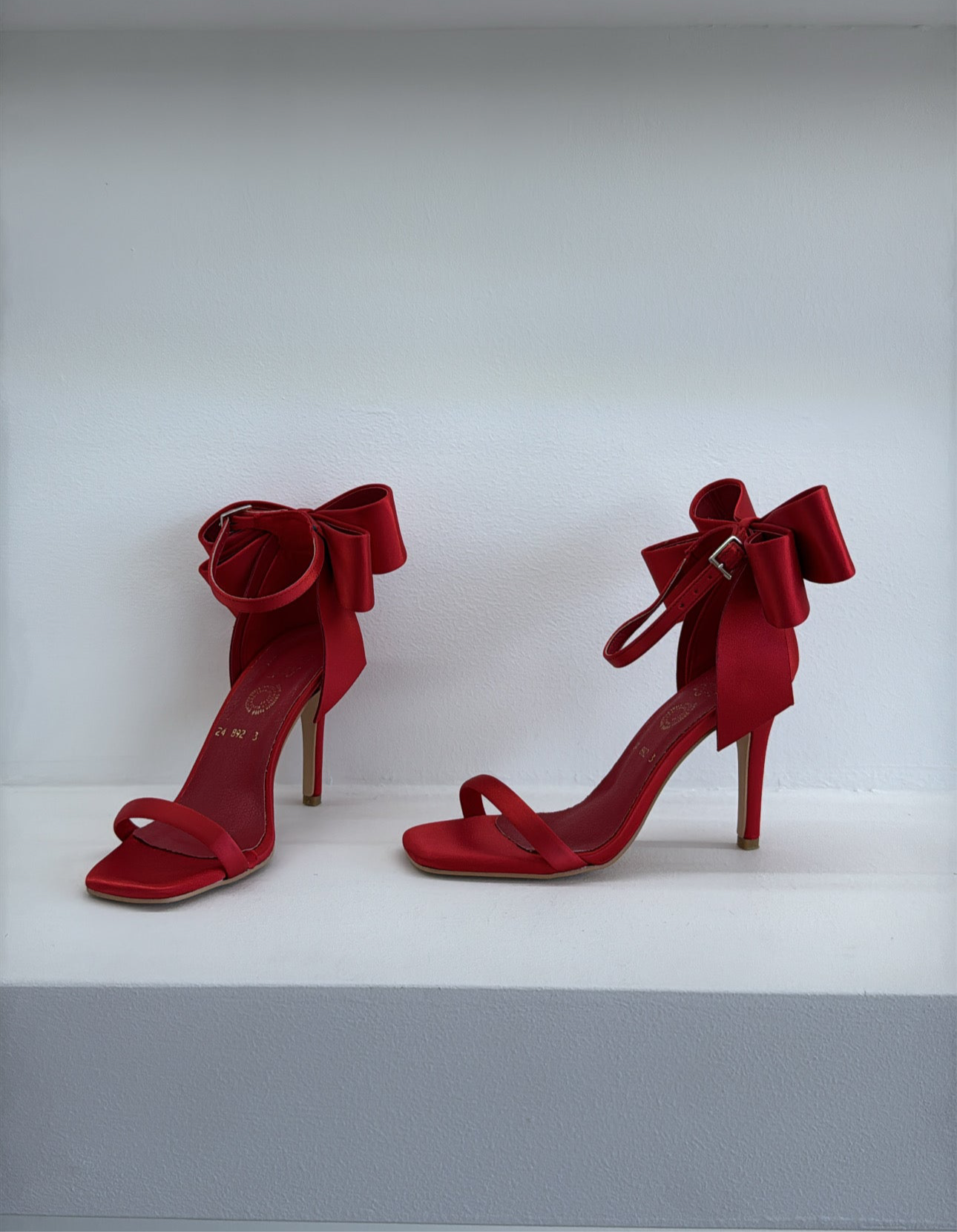 KITTY HEELS SATIN ROJO
