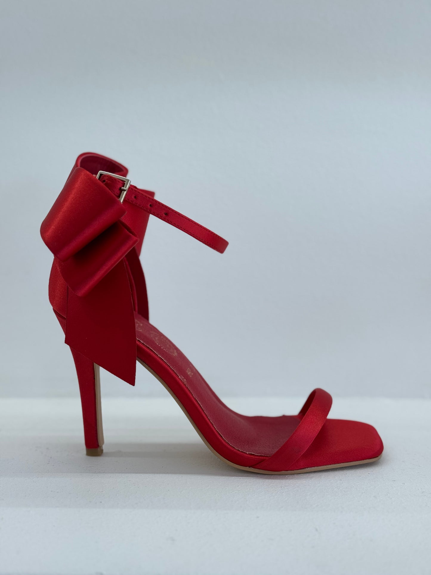 KITTY HEELS SATIN ROJO