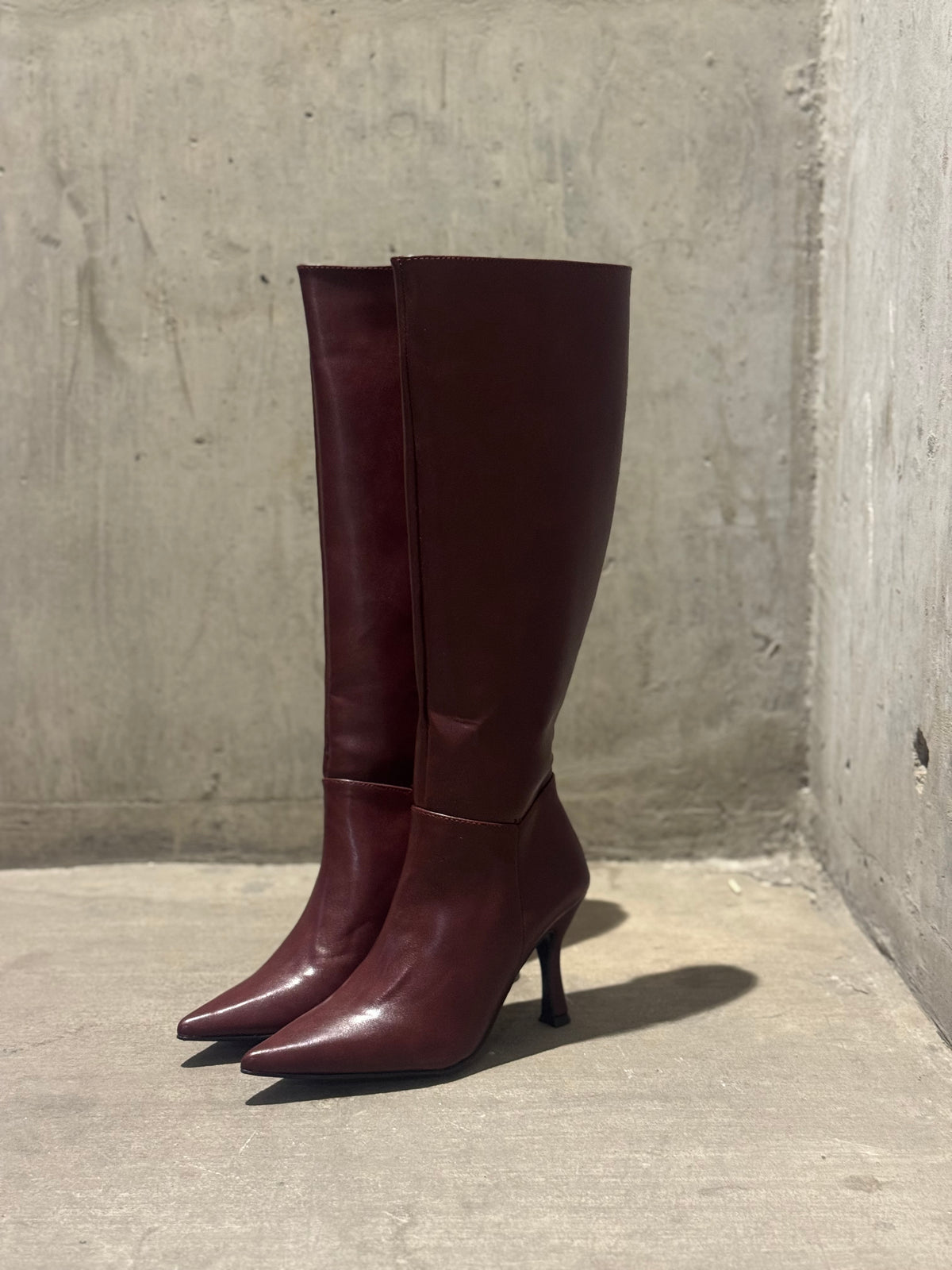 Burgundy luxe boots 🍇